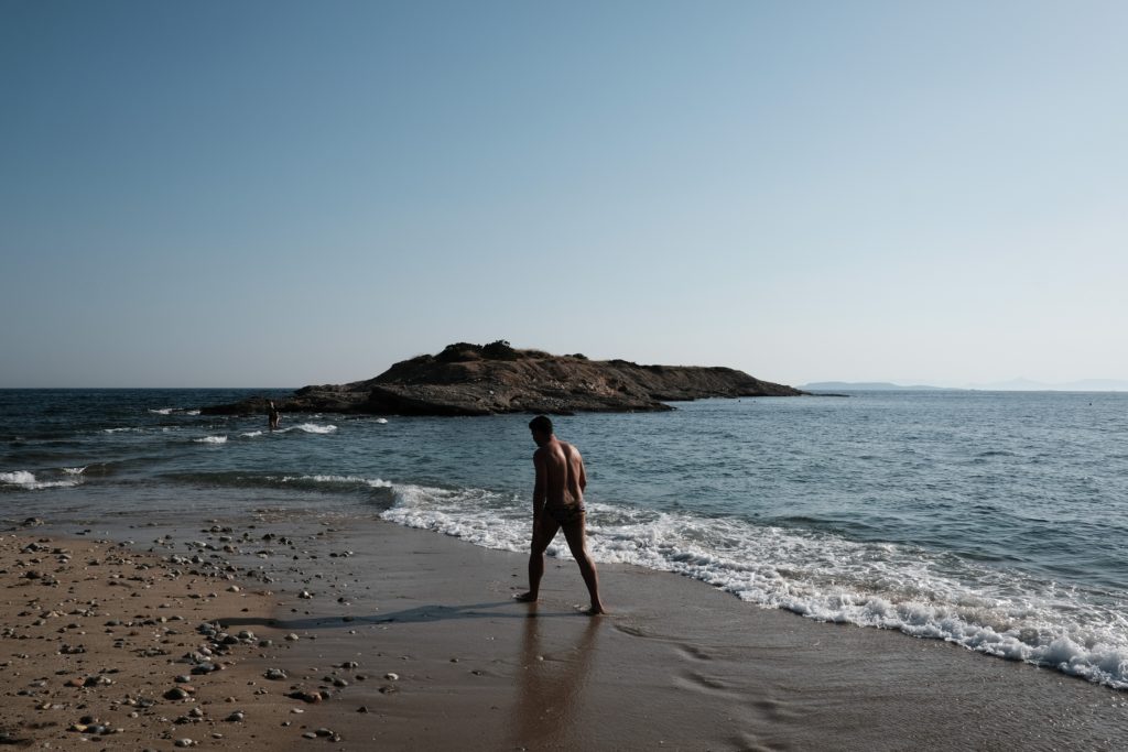 Oι περιοχές όπου απαγορεύεται το κολύμπι στην Αττική – Ακατάλληλα τμήματα του Πειραιά, της Ραφήνας και του Λαυρίου
