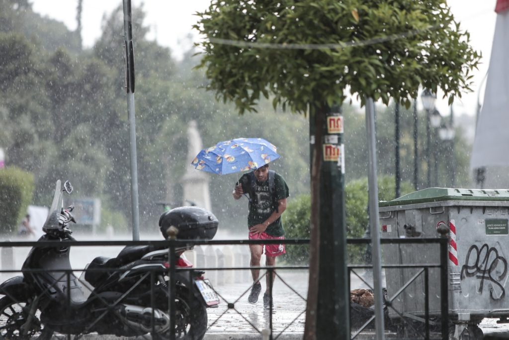 Επιδείνωση του καιρού με ισχυρές βροχές και καταιγίδες προβλέπει η ΕΜΥ