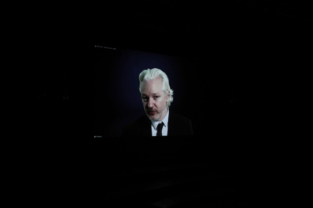 Julian Assange: Μάρτυρας της νέας καθολικότητας