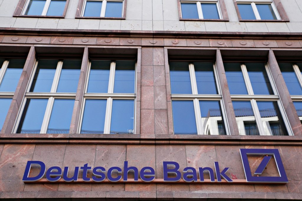 Ριζική αναδιάρθρωση της Deutsche Bank – Περικόβει 18.000 θέσεις εργασίας