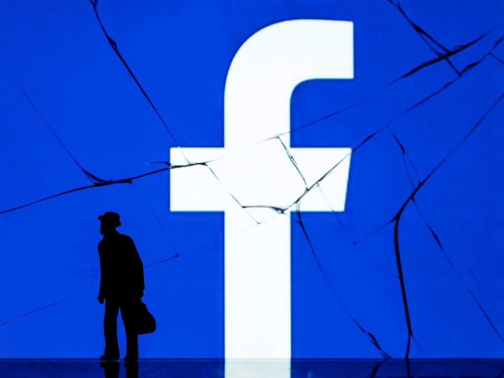«Προβληματικές αλλαγές ρυθμίσεων» ή «διαρροή προσωπικών πληροφοριών» το μπλακ άουτ του Facebook;