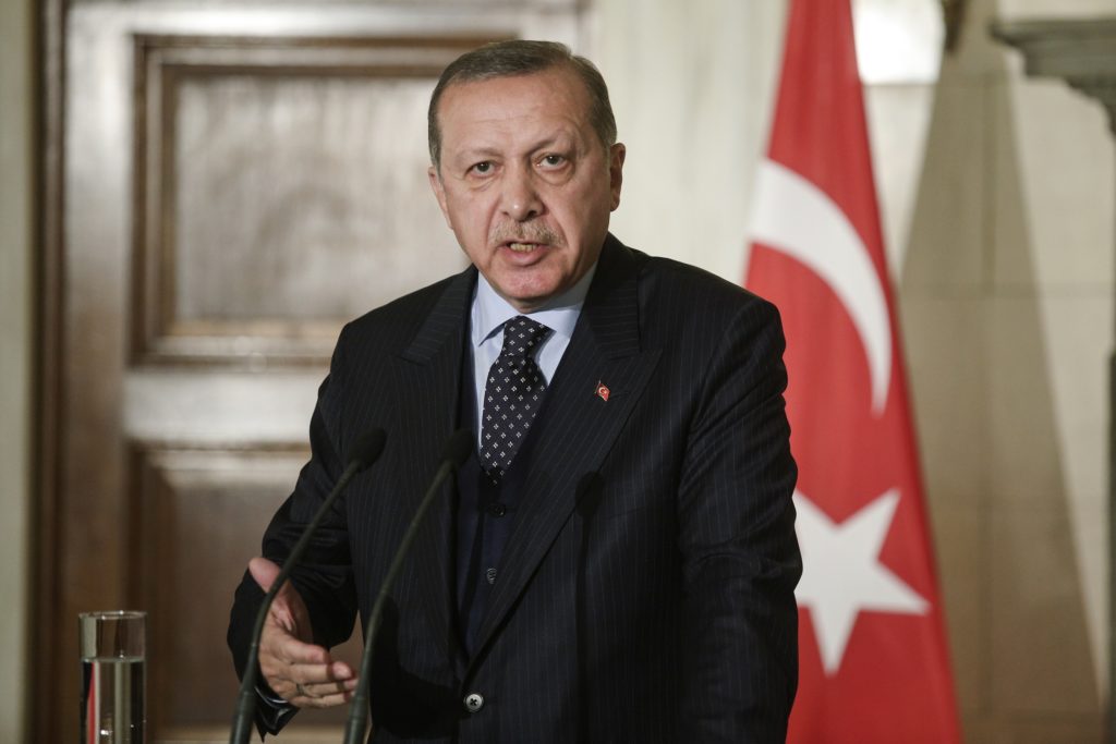 Απειλές Ερντογάν για τρομοκρατία και προσφυγικό στο «παρά ένα» της Διάσκεψης για τη Λιβύη