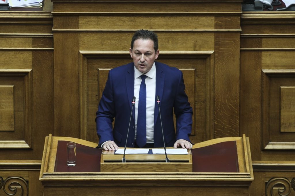 «Αρνητές μάσκας» για τον Πέτσα οι διαμαρτυρόμενοι κάτοικοι της Καρδίτσας