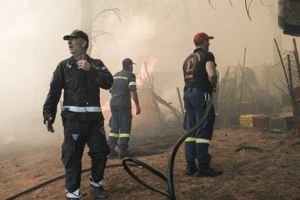 Συνεχίζεται η καταστροφική πυρκαγιά στην Εύβοια – Οι αναζωπυρώσεις στο στόχαστρο της πυροσβεστικής