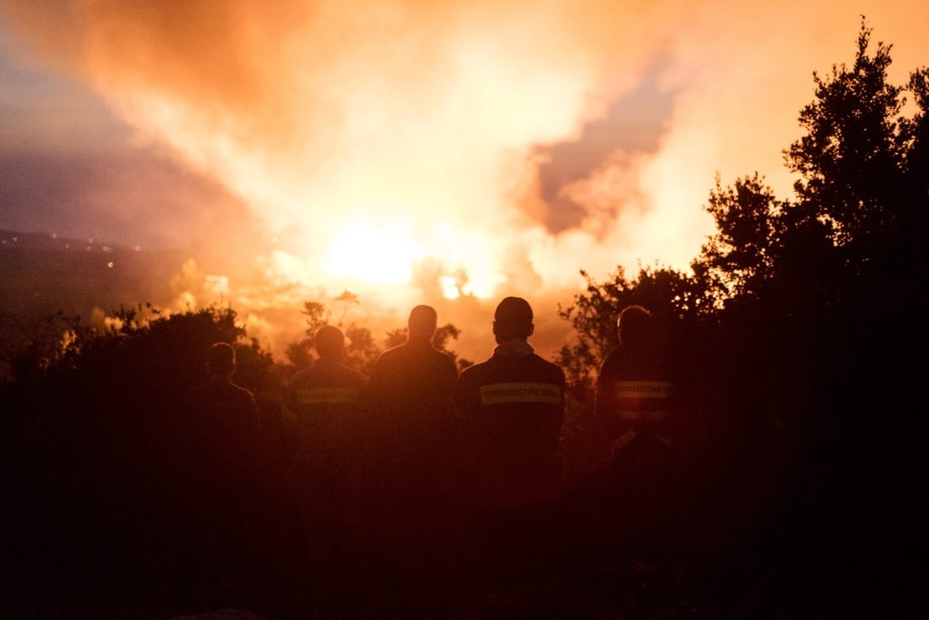 Οδηγίες του ΚΕΕΛΠΝΟ και του υπουργείου Υγείας για τον καπνό από τη φωτιά της Εύβοιας