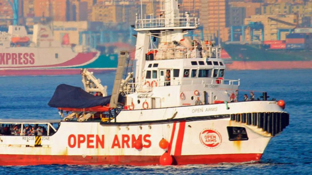 Πλοίο με μετανάστες παραμένει ανοιχτά της Λαμπεντούζα – Ισπανοί ηθοποιοί κάνουν έκκληση να δοθεί άμεσα λύση στην ανθρωπιστική κρίση