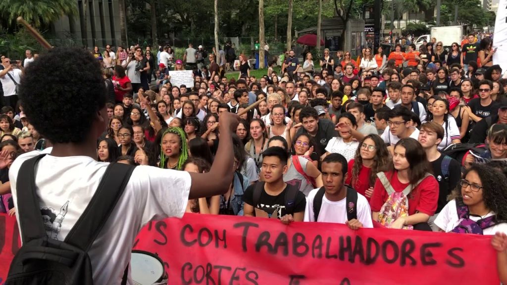Οι Βραζηλιάνοι διαδηλώνουν κατά των περικοπών στην παιδεία