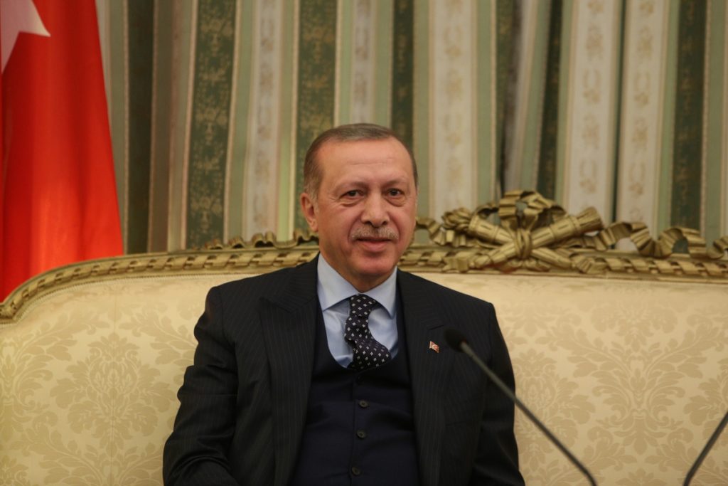 Τριγμοί στην τουρκική κυβέρνηση – Ο Ερντογάν απομάκρυνε τον Νταβούτογλου