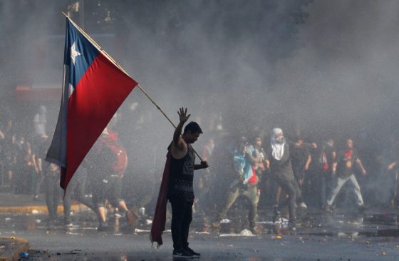 Οι Χιλιανοί απαιτούν καλύτερες συνθήκες ζωής και δεν κουνιούνται από τους δρόμους