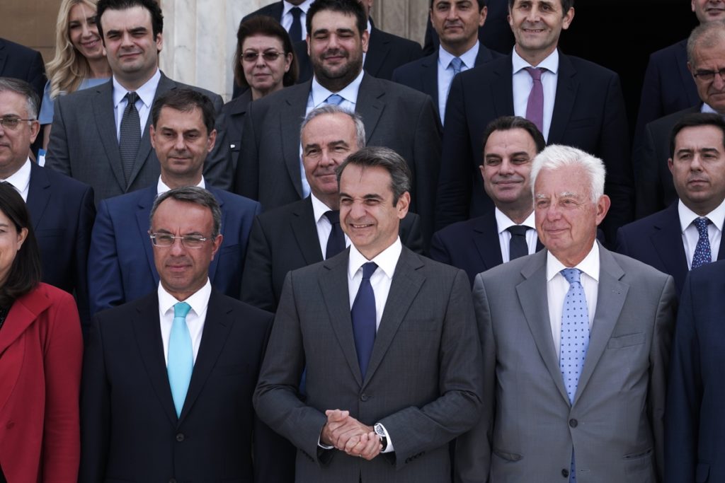 Σχέδια Μητσοτάκη για «κοινωνικό μέρισμα» στις επιχειρήσεις