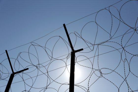 «Δύο ώρες ελευθερίας στα 15 χρόνια φυλακής» – Σκιτσάροντας πίσω από τα κάγκελα