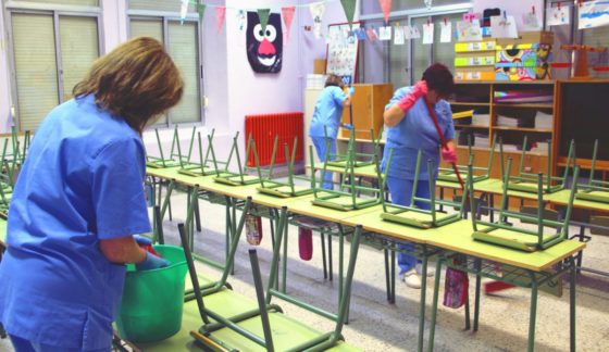 Χιλιάδες σχολικές καθαρίστριες απλήρωτες από την αρχή της σχολικής χρονιάς
