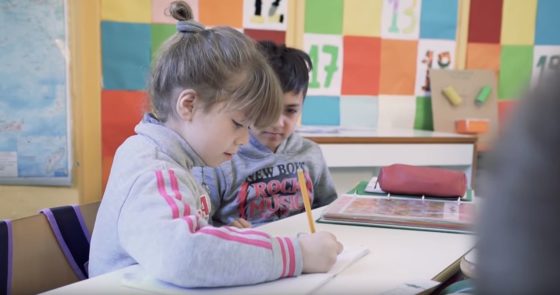 «Ένα σχολείο, δύο κόσμοι»: Μαθητές στην Κρήτη διδάσκονται νοηματική για συμμαθήτρια τους