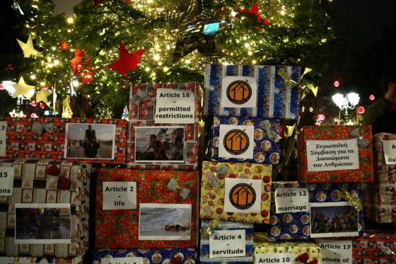 Τα 18 «δώρα» που άφησαν πρόσφυγες κάτω από το δέντρο στο Σύνταγμα