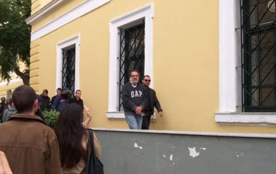 Αυλαιά στη δίκη Ινδαρέ με τις καταθέσεις των αστυνομικών – «Οι αστυνομικοί απείλησαν να με ρίξουν από τη σκάλα», λέει η σύζυγος του σκηνοθέτη