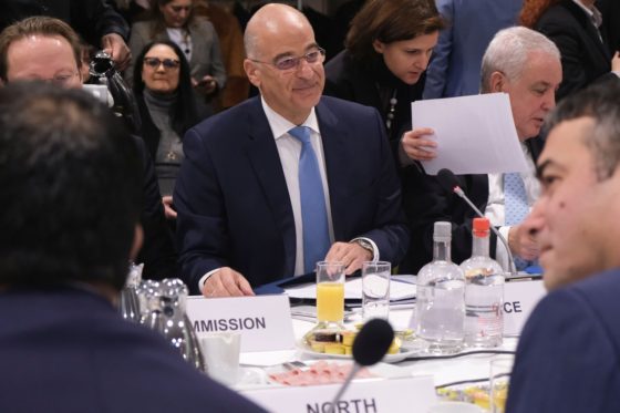 Τηλεφωνικό τετ α τετ Δένδια με Τσαβούσογλου