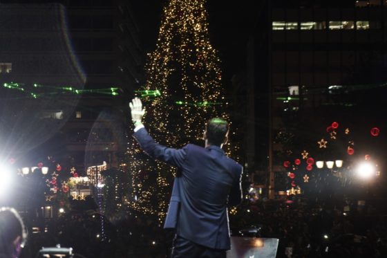 «Τα Χριστούγεννα δεν μπορεί να τα κάψει κανείς» δηλώνει ο Μπακογιάννης για το καμένο δέντρο της πλ. Εξαρχείων