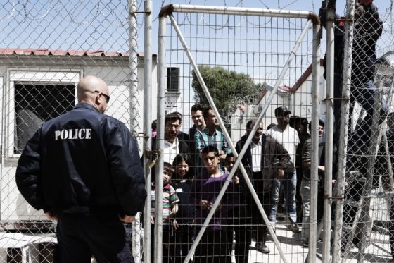 Η αστυνομία αρνείται να ανοίξει άδεια κτήρια στη Χίο για να προστατευθούν πρόσφυγες και μετανάστες