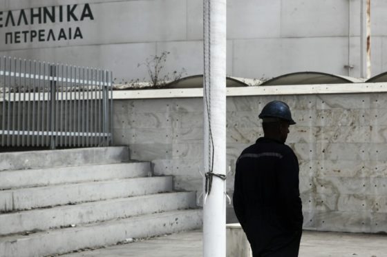 «Στον αέρα» δεκάδες εργαζόμενοι στα ΕΛΠΕ