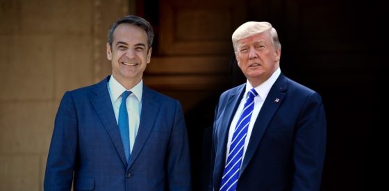 Politico: Ο Μητσοτάκης ποντάρει πολλά στο MAGA, ενώ η Ευρώπη απομακρύνεται από τις ΗΠΑ