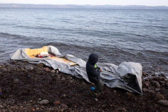 Νεκρό παιδί μετά από ανατροπή βάρκας με πρόσφυγες