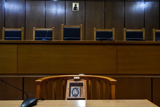 Προκλητικό «σόου» από τον κατηγορούμενο στη δίκη Τοπαλούδη