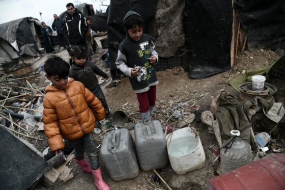 Κάτοικοι της Χίου μπλοκάρουν την τροφοδοσία προσφύγων και μεταναστών