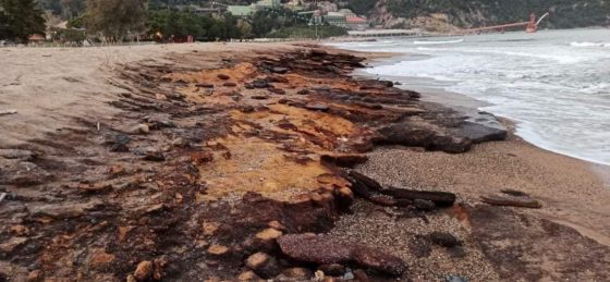 ΦΩΤΟΓΡΑΦΙΕΣ: Τα τοξικά απόβλητα της παραλίας Στρατωνίου αποκαλύπτονται