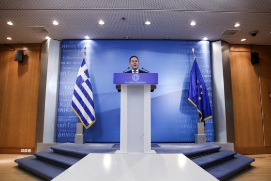 Χρονικό περιορισμό και όριο στον αριθμό μετακινήσεων των πολιτών ετοιμάζει η κυβέρνηση