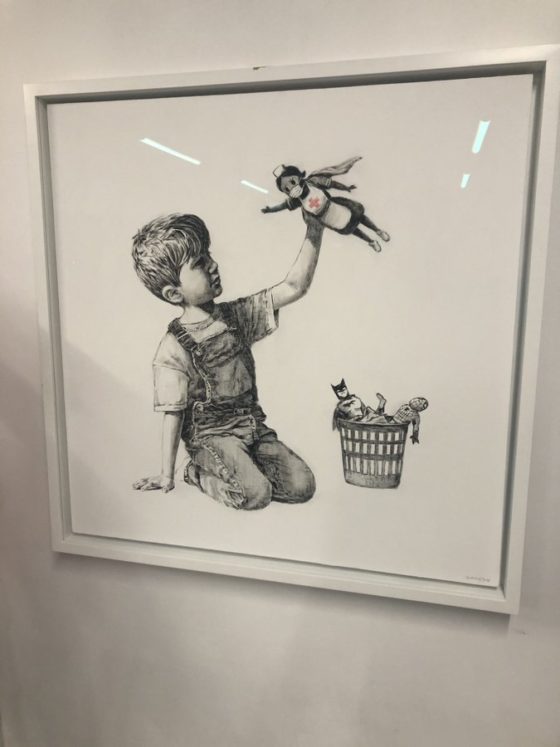 Ο Banksy «ξαναχτυπά» με σχέδιο για τους σούπερ ήρωες – υγειονομικούς υπαλλήλους