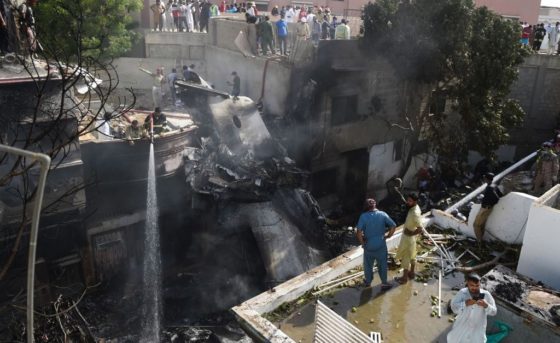 Περισσότεροι από 100 νεκροί από συντριβή πακιστανικού αεροσκάφος