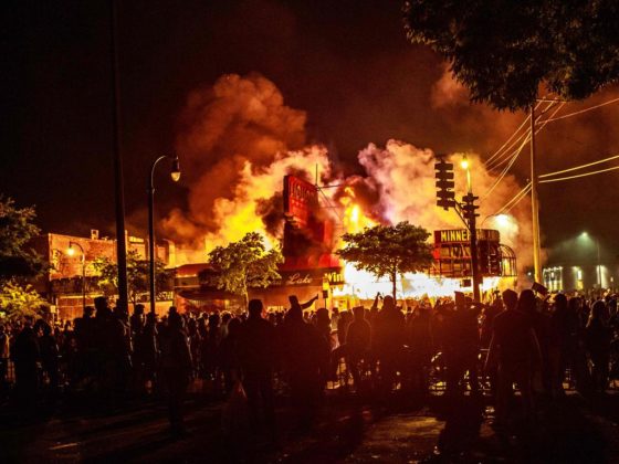 Προβοκάτσιες της αστυνομίας και της ακροδεξιάς πίσω από τις ταραχές στις ΗΠΑ;