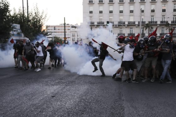 Τρία κακουργήματα και εννέα πλημμελήματα σε βάρος των εννέα συλληφθέντων της διαδήλωσης της Πέμπτης