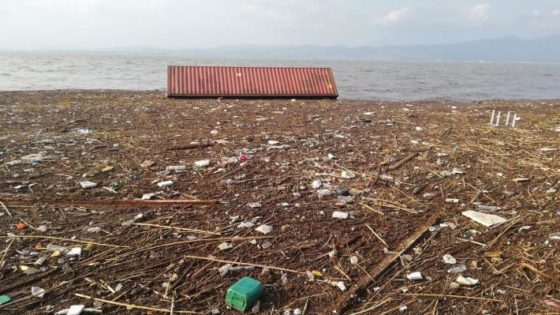 Με αναγκαστικό «εθελοντισμό» προσφύγων καθαρίζει τις παραλίες ο Δήμος Ωρωπού, καταγγέλλει η Λαϊκή Συσπείρωση