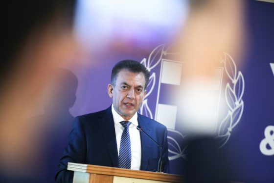 Άργητα και αναδίπλωση Βρούτση για το κοινωνικό μέρισμα του 2020 και τους «διευρυμένους» δικαιούχους