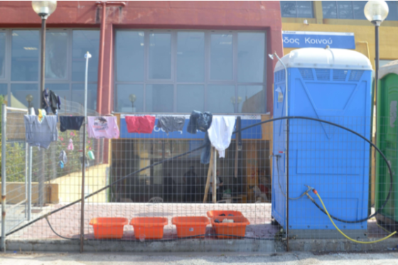 «Από τα νερά της Μεσογείου στο κολυμβητήριο-φάντασμα»: Παρατημένοι στο έλεός τους 70 πρόσφυγες και μετανάστες στο Ακρωτήρι Χανίων