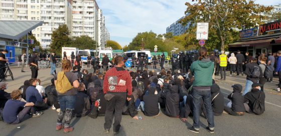 Μπλόκο αντιφασιστών σε πορεία ακροδεξιού κόμματος στο ανατολικό Βερολίνο