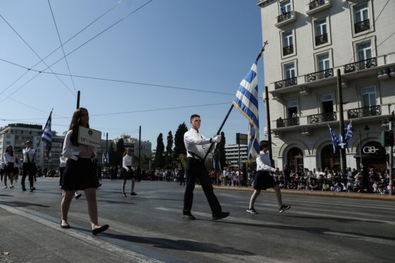 Με σύγχρονο και αντιφασιστικό άρωμα τα μηνύματα των ελληνικών κομμάτων για την 28η Οκτωβρίου