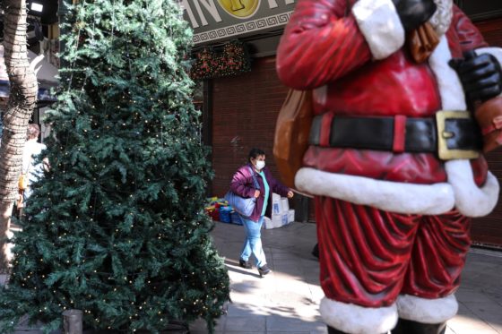 Η Ευρώπη επιχειρεί να «σώσει» τα Χριστούγεννα παρά τις προειδοποιήσεις για τρίτο κύμα