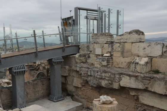 Η «τσιμεντοποίηση και εμπορευματοποίηση της Ακρόπολης» στο στόχαστρο και του αυστριακού Τύπου