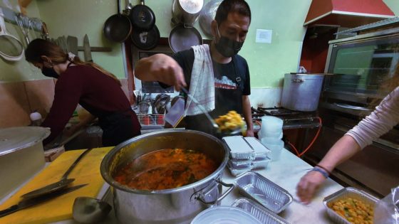 «Ο λαός θα σώσει τον λαό»: Eπίσκεψη στη συλλογική κουζίνα El Chef