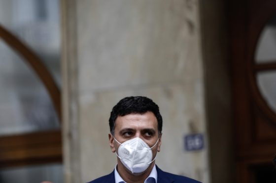 «Διαθέσιμοι εμβολιασμοί για όλους τους ενήλικες ως τις 30 Ιουνίου» υποστηρίζει ο Κικίλιας – Εξετάζεται πρόγραμμα εμβολιασμού στο σπίτι