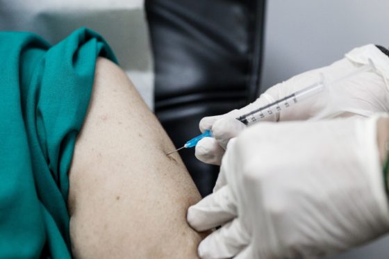 Άνοιξε η πλατφόρμα των ραντεβού για τον εμβολιασμό πολιτών 55-59 ετών