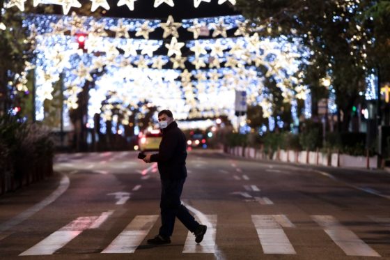 Η Ευρώπη εξετάζει τα περιοριστικά μέτρα των Χριστουγέννων μπροστά στα ανησυχητικά υγειονομικά δεδομένα