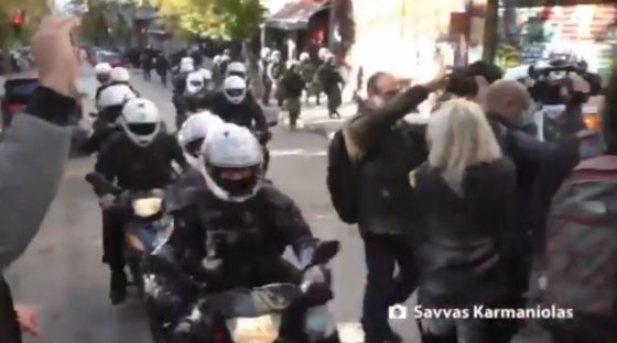Αστυνομικοί της ομάδας ΔΡΑΣΗ πέφτουν πάνω σε δημοσιογράφους