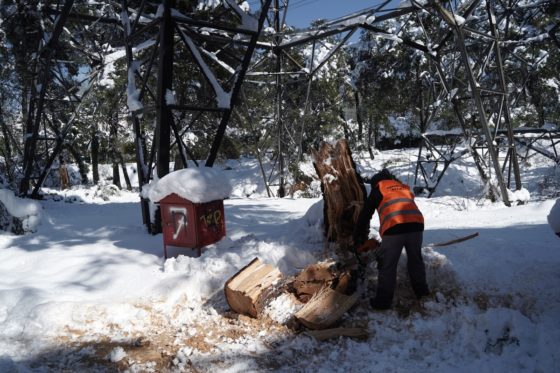 Μέρες μετά το τέλος της χιονόπτωσης, εκατοντάδες νοικοκυριά αντιμετωπίζουν πρόβλημα ηλεκτροδότησης
