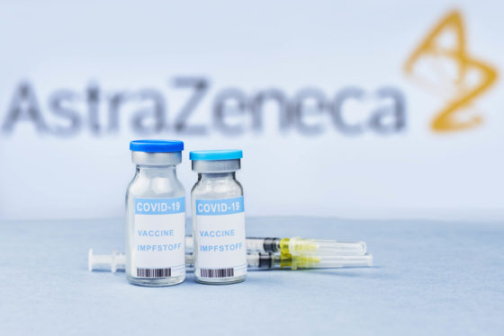 Η AstraZeneca μετονομάζει σε «Vaxzevria» το εμβόλιό της και αναφέρει τις θρομβώσεις στις παρενέργειες