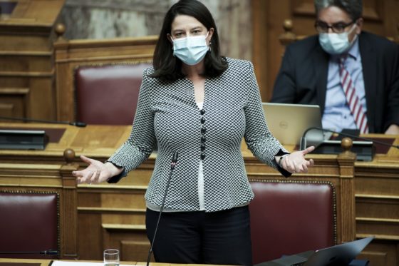 Ντόμινο επιστολών κατά Κεραμέως για ΕΒΕ- «Απαράδεκτο και αντιπαιδαγωγικό μέτρο που απαξιώνει τα παιδιά»