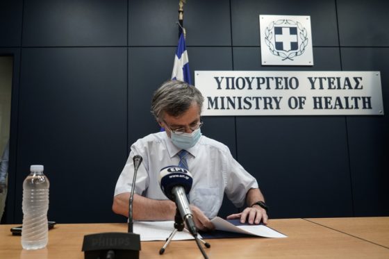 Σαφείς αποστάσεις Τσιόδρα από την κυβερνητική απόφαση για τα πιστοποιητικά – «Είναι λάθος να λέμε ότι η Όμικρον δεν απαιτεί προσοχή»