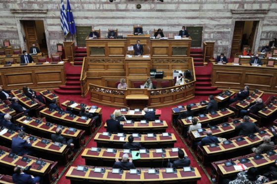 Προς ψήφιση το νομοσχέδιο για την ψήφο του απόδημου ελληνισμού, χωρίς τις απαραίτητες 200